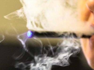 Έρευνα: Λιγότερο επιβλαβή τα ηλεκτρονικά τσιγάρα